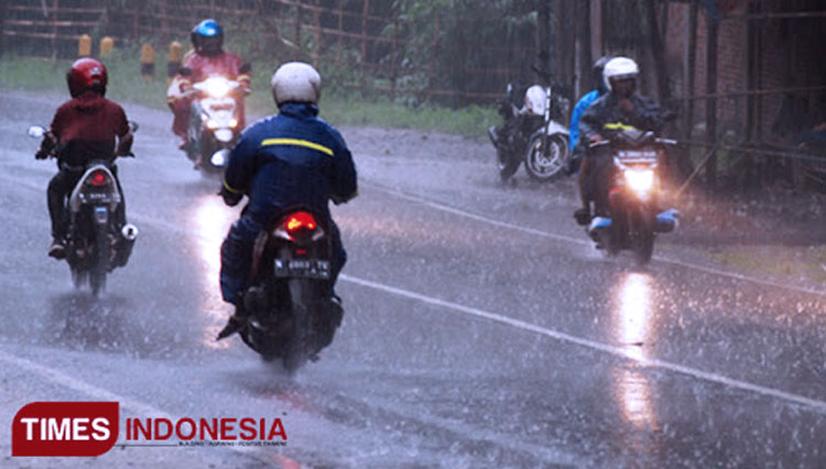 Motorbike riders in the rain illustration. (PHOTO: TIMES Indonesia documentary) - 