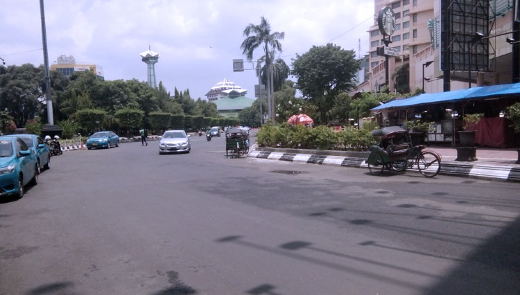 Ruas jalan sekitar simpanglima terlihat sepi setelah diberlakukan penutupan jalan. (FOTO: Mushonifin/TIMES Indonesia)