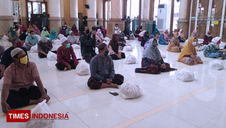 100-orang-guru-ngaji-di-wilayah-Rungkut-Tengah-menerima-bantuan-dari-Masjid-As-Shoobiriin-2.jpg