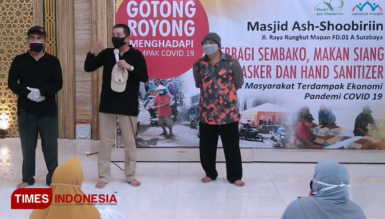 100 orang guru ngaji di wilayah Rungkut Tengah menerima bantuan dari Masjid As Shoobiriin, Surabaya pada Selasa (21/4/2020). (Foto: Ammar Ramzi/Times Indonesia)