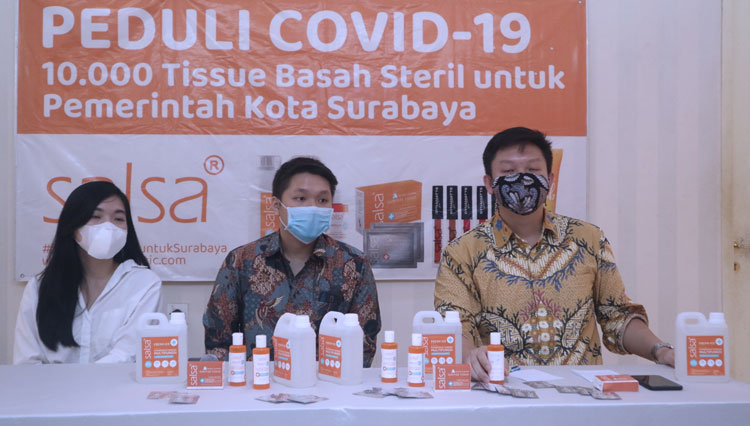 Bellen Larissa, Alvito Verick Fransen, dan Alvin Vado Fransen, para jajaran direksi perusahaan PT Alfa Viktori Familia, Selasa (21/4/2020).(Foto : Lely Yuana/TIMES Indonesia)