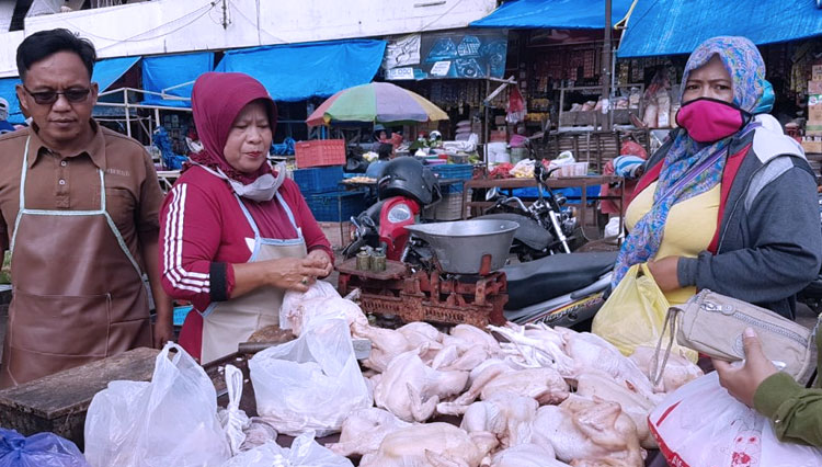 kegiatan pemantauan pasokan dan harga ayam di pasar taradisional kota batu selasa, 21 april 2020