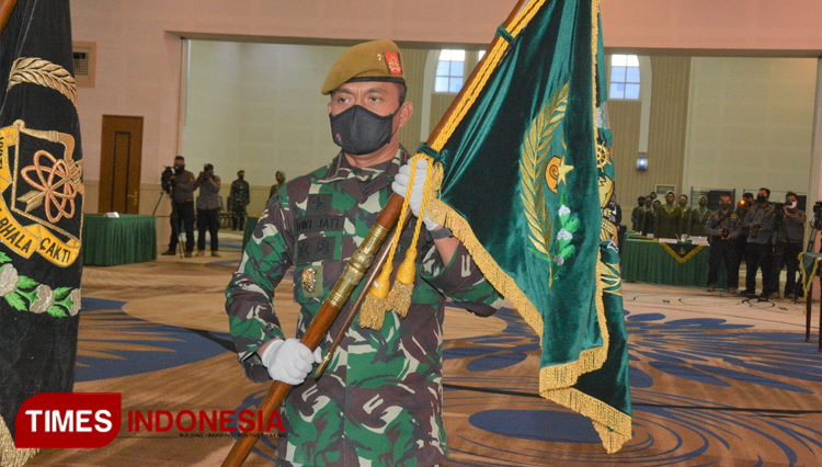 Brigjen TNI Dwi Jati Utomo dilantik menjabat sebagai Danpussenarmed, di Aula Moch. Toha Makodiklatad Jalan Aceh Kota Bandung, Rabu (22/4/20). (Foto: Pendam Siliwangi for TIMES Indonesia)
