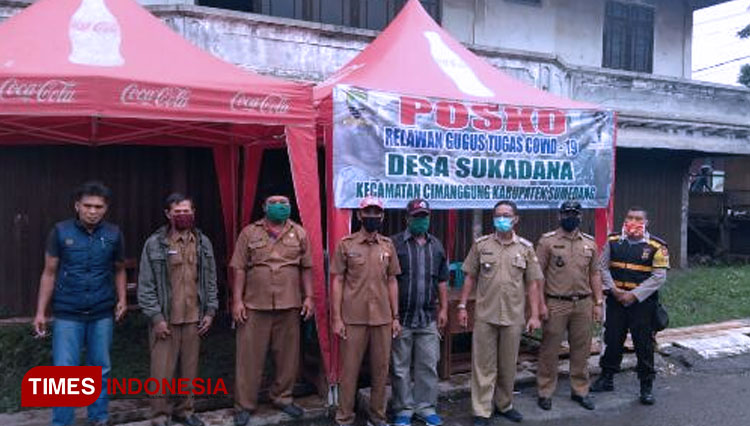 Bantuan tenda check poin PSBB dari Coca Cola Amatil Bandung Plant di Jl Raya Bandung-Garut, Kabupaten Sumedang, Rabu (22/4/2020). (Foto: Humas Coca Cola for TIMES Indonesia)