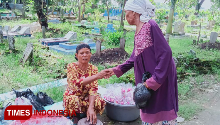 Kisah Darinih Si Penjual Bunga di Makam Kuno Indramayu ...