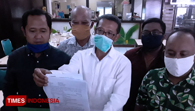 Pengacara Yayasan Mega Bintang memperlihatkan surat gugatan class action terhadap Menkumham kepada awak media, Kamis (23/4/2020). (foto: Ario Bhawono/Times Indonesia)