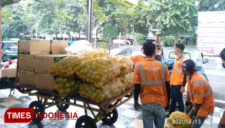 Para porter sedang memasukan barang ke Rail Express, Rabu (22/4/2020). (Foto. Dok. Pertamina for TIMES Indonesia)