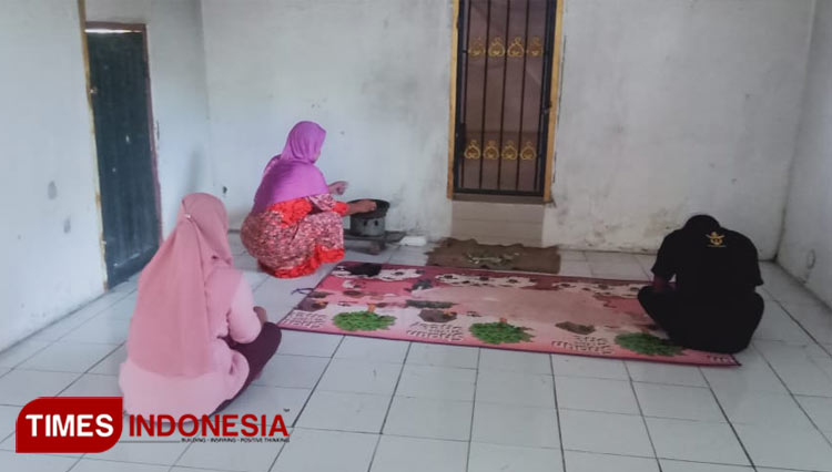 The local community of Indramayu visits a local old tomb at Mundu village, Karangampel, Indramayu. (Photo: Siti Raudiatul Nadiyah/ TIMES Indonesia)