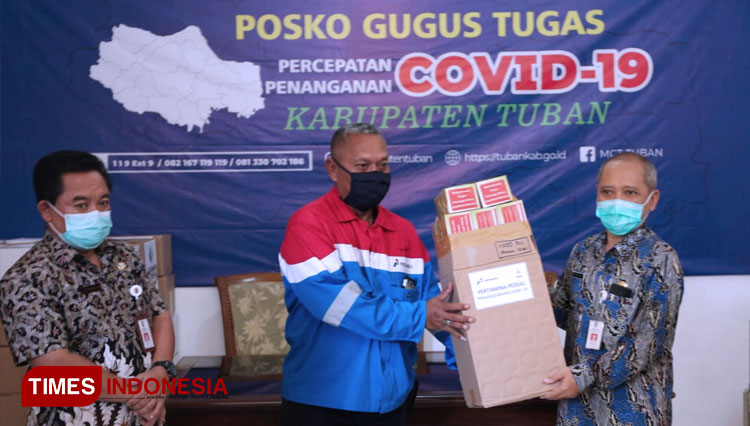 Penyerahan simbolis APD kepala Security Pertamina GRR Project Tuban, Budiono kepada Sekretaris Daerah Kabupaten Tuban, Dr. Ir. Budi Wiyana, M.Si, di Posko Gugus Tugas Covid-19 Tuban (24/04/2020) . (FOTO: Ahmad Istihar /TIMES Indonesia)