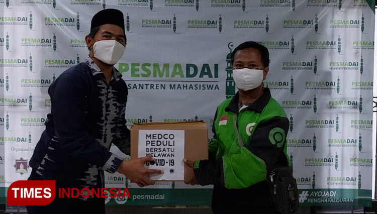 Medco Foundation bekerja sama dengan Pesantren Mahasiswa Dai (PESMADAI) Saat menyalurkan bantuan sosial. (foto: Humas Pesmadai for TIMES Indonesia)