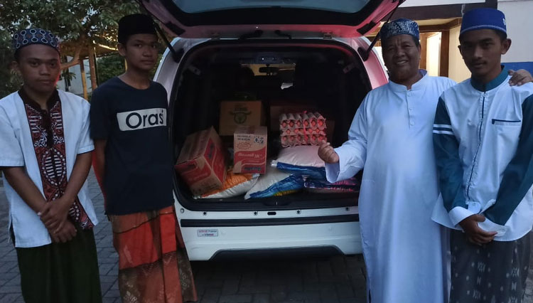 Penyaluran bantuan dari Arema FC kepada Pondok Pesantren As-Salam Singosari yang diterima Gus Wahid Arema. (Foto: Arema FC for TIMES Indonesia)