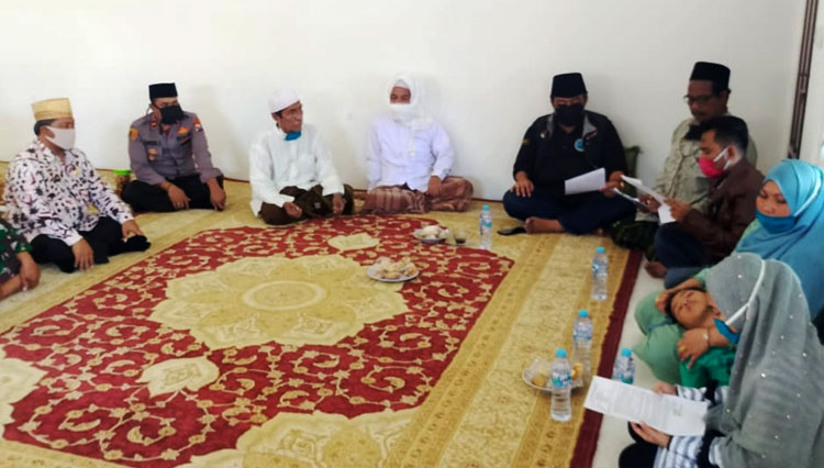 Sejumlah tokoh ulama dan masyarakat di Kecamatan Omben menjadi saksi proses baiat warga syiah. (FOTO : Syamsul Arifin / TIMES Indonesia)
