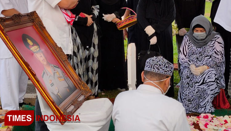 Prosesi pemakaman Komjen Pol. (Purn) Dadang Garnida di TMP Kalibata Jakarta, Sabtu (25/4/2020). (foto: GM FKPPI/TIMES Indonesia)