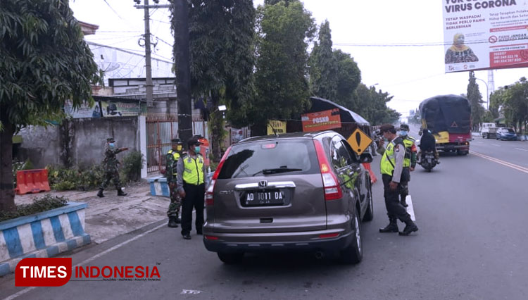 Petugas menghentikan kendaraan pemudik saat melintas di jalur regular (Foto: Ardian Febri Tri H/TIMESIndonesia)