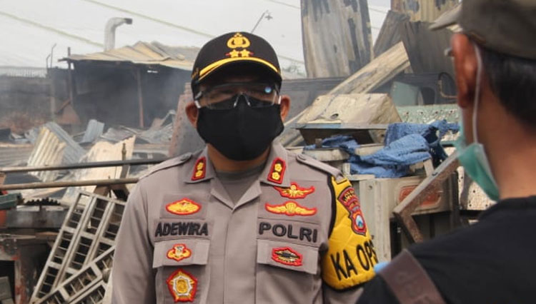 Polisi Pasang Police Line di Lokasi Kebakaran Pabrik Kayu