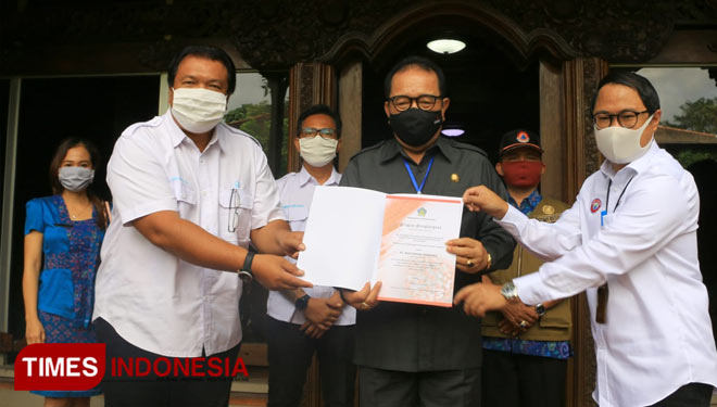 Penyerahan bantuan dari perwakilan Pertamina dan Hiswana ke Pemprov Bali, Senin (27/4/2020) (Foto : dok Pertamina untuk Times Indonesia)