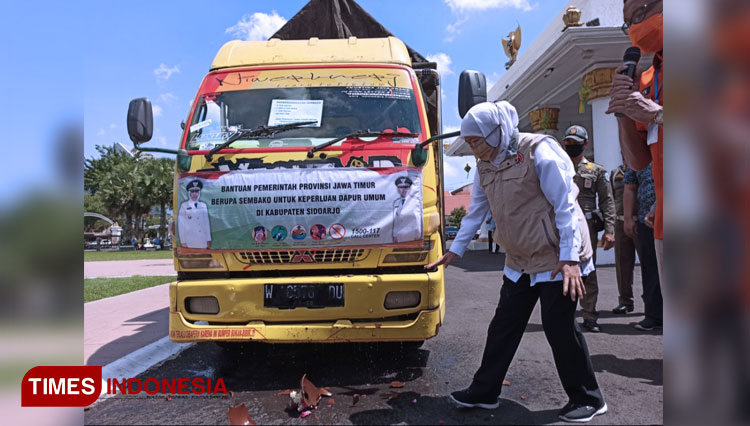 Foto : Gubernur Jatim Khofifah melepas keberangkatan truk pengangkut bantuan logistik dari Pemprov Jatim untuk dapur umum di wilayah terdampak PSBB, Senin (27/4/2020). (FOTO: Lely Yuana/TIMES Indonesia)