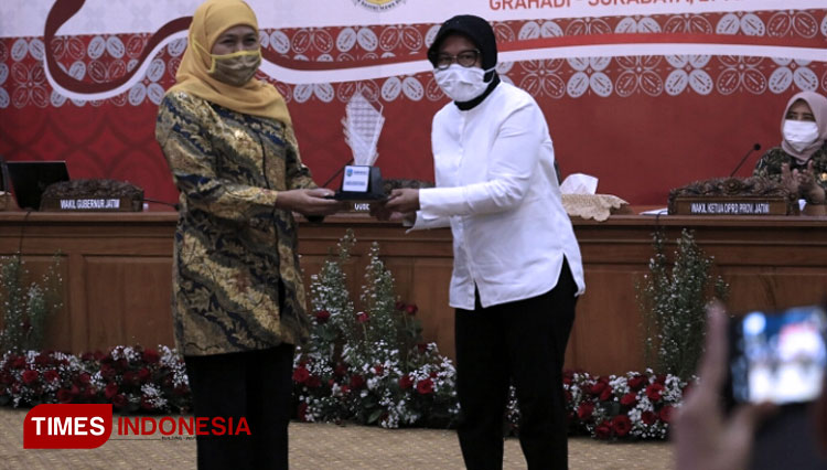 Risma Raih Penghargaan Kota Terbaik Dari Khofifah Times Indonesia