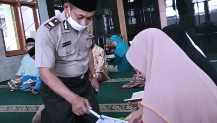 Perwira Polisi Ajari Lansia Mengaji di Tengah Pandemi Covid-19 