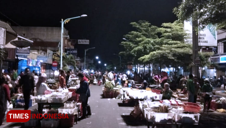 Suasana jual beli di Pasar Raya Salatiga, Selasa (28/4/2020). (foto: Dhani Setiawan/TIMES Indonesia)