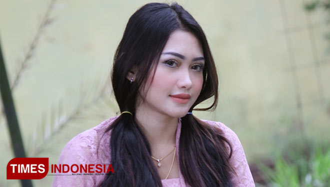 Silvi Risviani: Enak di Rumah Saja, Bisa Terus Menyanyi dan Melukis ...