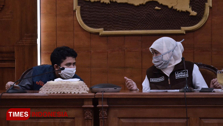 Wagub Emil bersama Gubernur Khofifah di Gedung Negara Grahadi, Selasa (28/4/2020). (Foto: Candra Wijaya/TIMES Indonesia)