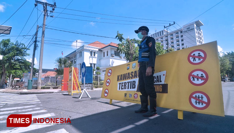 Check point di salah satu jalan protokol Surabaya pada saat pemberlakuan PSBB di Surabaya Raya: Surabaya, Sidoarjo, dan Gresik. (FOTO: Candra Wijaya/TIMES Indonesia)