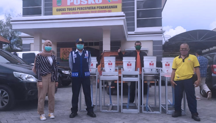Bantuan-tempat-cuci-tangan-APD-dan-produk-yang-disalurkan-PT.-Tirta-Fresindo-Jaya-3.jpg