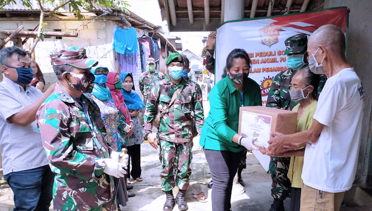 Dandim 0704 Banjarnegara Letkol Inf Dominggus Lopes SSos dan Istri Ny Agnes Puspita Kristianingrum lopes membagikan sembako pada warga. (FOTO : Kodim 0704/TIMES Indonesia)
