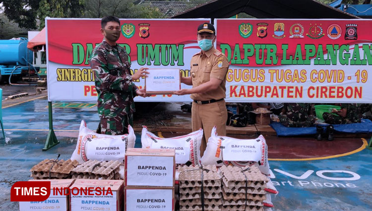 Dapur umum Covid-19 Kodim 0620 Kabupaten Cirebon terima bantuan untuk kebutuhan masyarakat. (Foto: Abdulrohman/TIMES Indonesia)