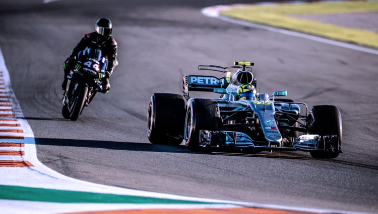 Momen langka ketika Lewis Hamilton dan Valentino Rossi balapan dengan saling tukar kendaraan. (FOTO: Twitter.com/MercedesAMGF1).