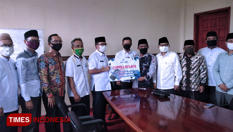 Bupati Cirebon, H. Imron saat menyerahkan bantuan terhadap perwakilan pengasuh pesantren di Cirebon. (Foto: Abdulrohman/ TIMES Indonesia)