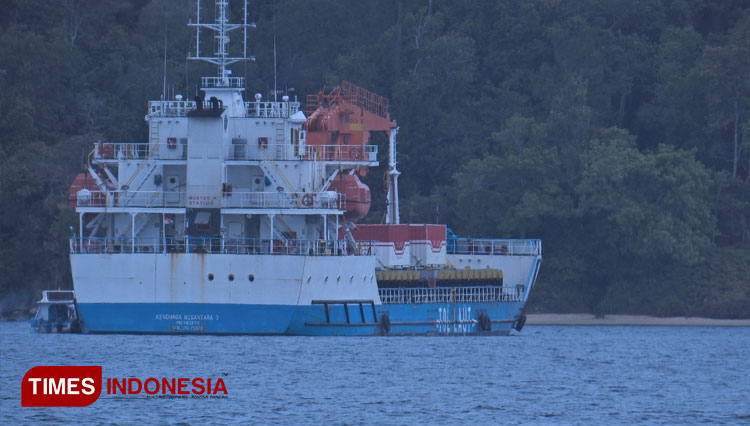Kapal Peti kemas Kandiaga O4 saat berlabuh di perairan Pulau Taliabu (Foto: Husen Hamid/TIMES Indonesia)