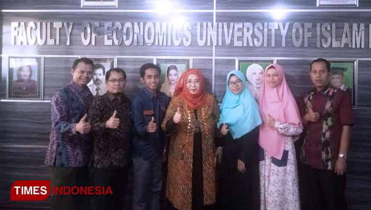 Riska Amaliah (kerudung biru) berfoto bersama dengan Dekan FEB Unisma dan beberapa mahasiswa FEB.(FOTO: AJP TIMES Indonesia)