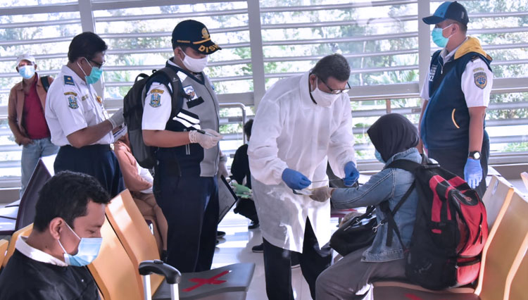 Puluhan pekerja migran Indonesia saat dilakukan Rapid tes di Surabaya dan hasilnya negatif.(Foto: Satgas Covid19 for TIMES Indonesia)