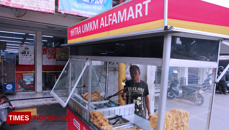 Salah satu mitra UMKM Alfamart yang membuka usaha di halaman depan toko. (FOTO: Alfamart for TIMES Indonesia)