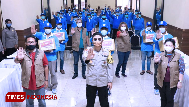 Polres Pasuruan melaksanakan kegiatan bakti sosial dengan membagikan ribuan Paket Sembako kepada warga. (Polres Pasuruan for AJP)
