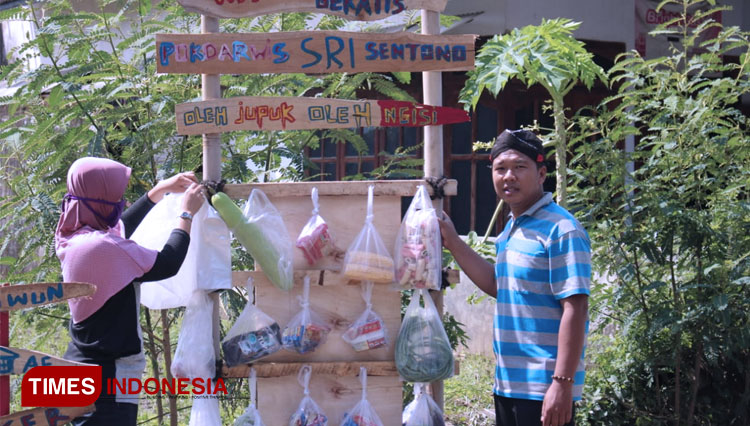 Marsono sukses gulirkan Wage (Warung Geratis) mewadahi sumbangan sayur untuk warga di tengah pandemi Covid-19 di Desa Plalangan, Jenangan, Ponorogo. (FOTO: Dok. Marsono/TIMES Indonesia)