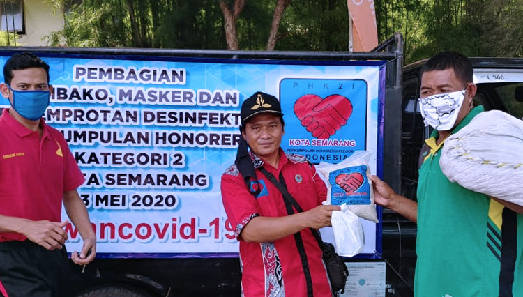 Prosesi penyerahan bantuan secara simbolik. (Foto: FHK2I untuk TIMES Indonesia)