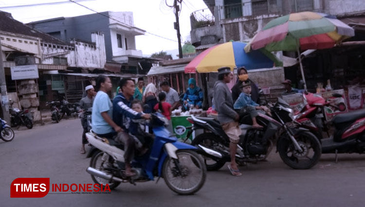 Tampak beberapa warga berkumpul sambil menunggu buka puasa di Pasar Maesan Bondowoso. Tampak mereka tak memakai masker (Foto: Moh Bahri/TIMES Indonesia)