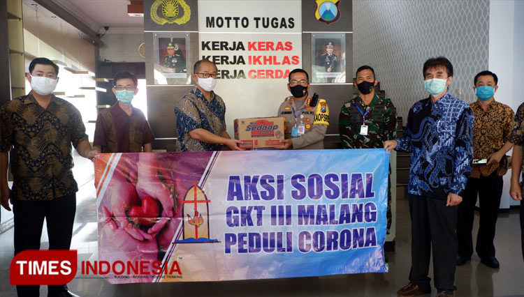Bantuan disalurkan GKT III Malang kepada Kapolresta Malang Kota dan Dandim 0833 Kota Malang. (Foto: Naufal Ardiansyah/TIMES Indonesia)