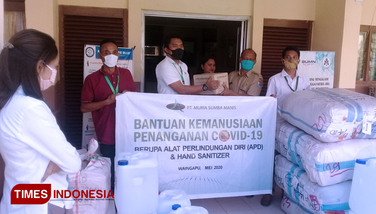 Manajemen PT MSM saat menyerahkan alat pelindung diri (APD) kepada pihak RSUD Umbu Rara Meha Waingapu, Kabupaten Sumba Timur NTT. (FOTO: Habibudin/TIMES Indonesia)