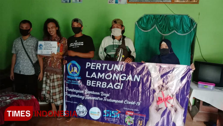 Pertuni Lamongan Salurkan Bantuan Sembako untuk Tunanetra - TIMES Indonesia