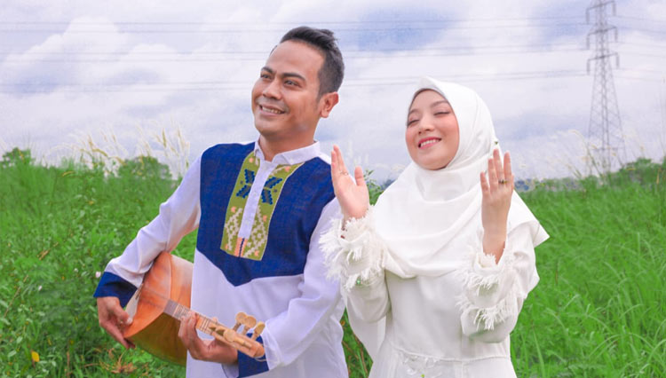 Ines Balladiva bersama Yadi Sembako dalam syuting video klip lagu Siti Hadijah ciptaan Gus Anom.(Foto : Dok.Pribadi)