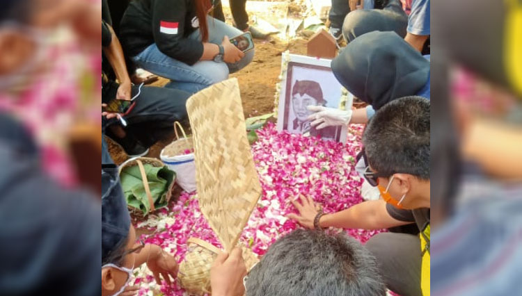 Suasana pemakaman Didi Kempot di Ngawi. (Foto: Ardian Febri TH/TIMESIndonesia)