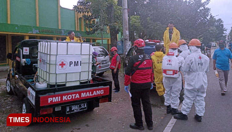 Proses penyemprotan di Lapangan Tenis Dispora Malang. (FOTO: AJP TIMES Indonesia)