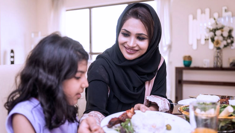 Eating suhoor together. (PHOTO: wolipop)