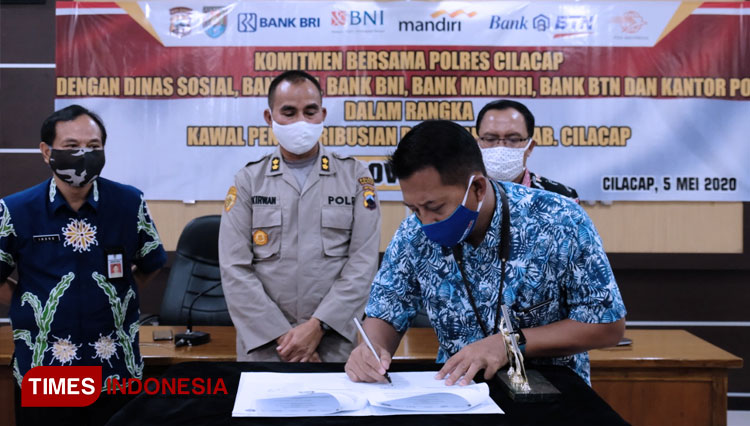 Penandatanganan MoU kawal distribusi Bansos. (FOTO: Humas Polres Cilacap for TIMES Indonesia)
