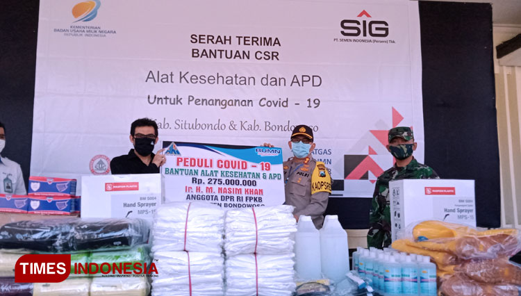 Penyerahan bantuan Alat Pelindung Diri (APD) secara simbolis dari Anggota DPR RI Nasim Khan kepada Gugus Tugas Covid-19 Bondowoso (FOTO: Moh Bahri/TIMES Indonesia).