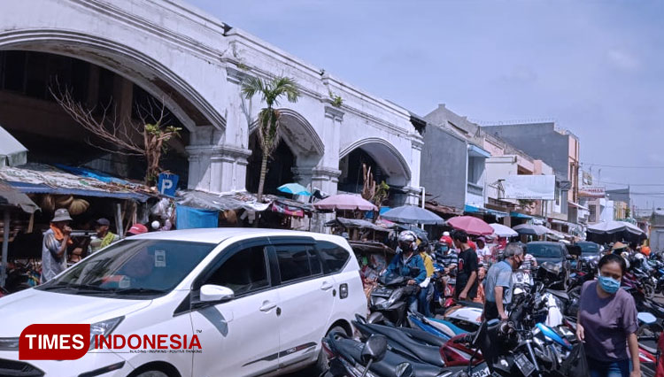 Hari Pertama Psbb Di Kota Cirebon Aktivitas Di Pasar Kanoman Masih